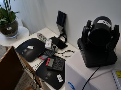 un bureau sur lequel se trouvent un ordinateur portable, un casque audio et d'autres appareils électroniques