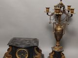 deux types d'horloges exposées sur un fond blanc
