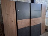 plusieurs pièces de bois sont empilées dans une pièce