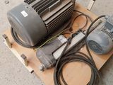 un moteur électrique et un ventilateur posés sur une boîte en carton