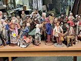 de nombreuses figurines posées sur une table dans une pièce