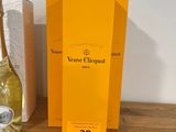 une bouteille de vin à côté d'une autre bouteille de vin sur une étagère