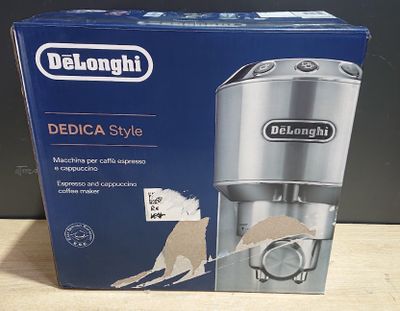 Emballage d'une cafetière Delonghi Dedicà Style posé sur une table