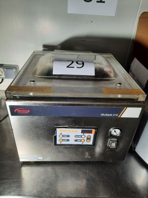 une photo d'une boîte en acier inoxydable sur laquelle est apposée une étiquette de prix