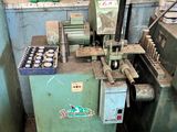 une machine qui se trouve à l'intérieur d'un bâtiment