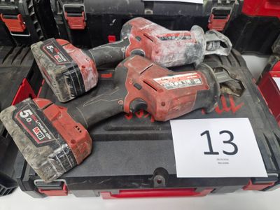 de nombreux outils exposés à la vente dans le magasin