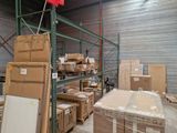 un grand entrepôt rempli de boîtes et de cartons