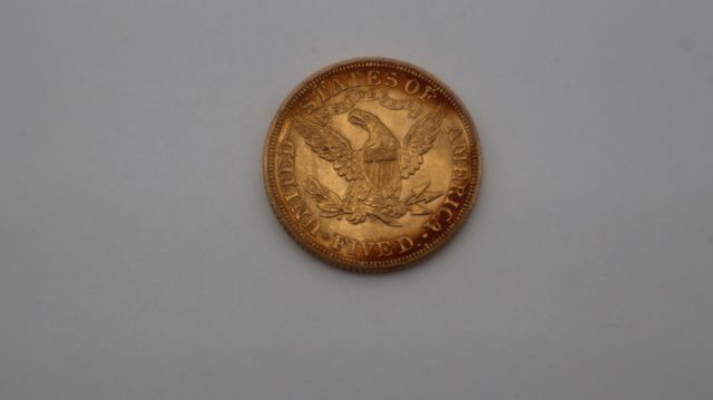 Une pièce de monnaie en or à valeur faciale de cinq dollars USA L...