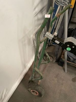 un gros objet métallique appuyé contre un mur