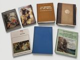 plusieurs livres sont posés sur une surface blanche avec un fond blanc