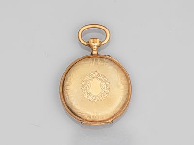 une image représentant une montre de poche en or ornée d'un blason