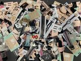 une pile de produits de maquillage posée sur une table