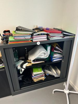 une armoire noire sur laquelle sont posés plusieurs livres