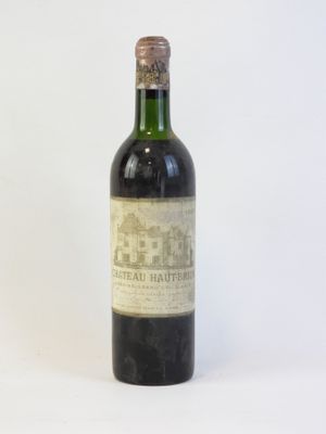 une bouteille de vin posée sur une table