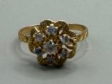 une bague en or sertie de diamants, posée sur un fond blanc