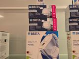 Plusieurs cartons de produits Brita sont empilés sur une étagère dans un magasin.