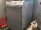 une photo d'une cuisine équipée d'un lave-linge et d'un lave-vaisselle