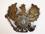 un grand aigle en métal coiffé d'une couronne