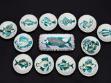 une photo d'une assiette ornée d'un motif de poisson