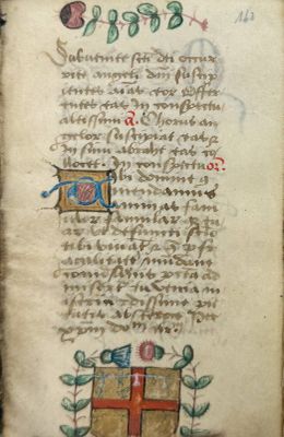 un vieux livre sur lequel figurent une croix et une fleur
