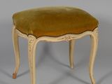 une image représentant un petit tabouret avec une assise en velours vert
