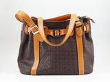 un sac à main marron et beige muni de deux anses, sur fond blanc