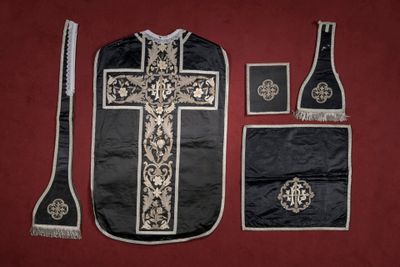 une croix noire et blanche sur un tissu noir et blanc