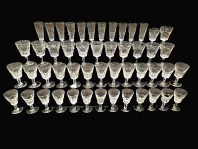 beaucoup de verres à vin posés sur la table