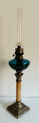 Lampe à pétrole montée sur une colonne corinthienne en pierr…