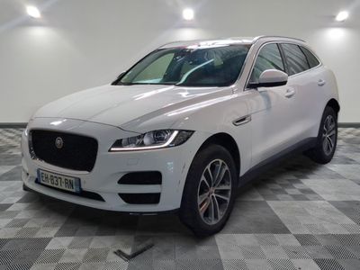 Le SUV Jaguar blanc est garé sur un sol à damier.