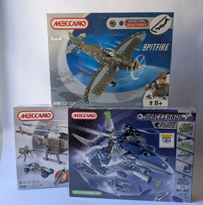 trois boîtes de legos d'un avion de chasse et d'un jet de chasse