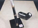 un stylo posé sur une table
