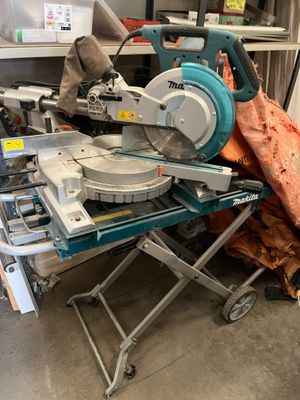 une photo d'une scie à onglet posée sur une table