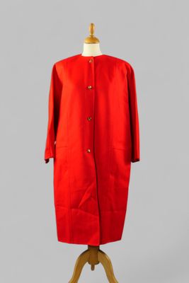 une photo d'un manteau rouge sur un présentoir à mannequin