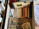une boîte en carton remplie de livres sur une table