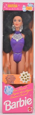 poupée Barbie en maillot de bain violet dans une boîte rose