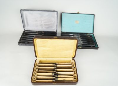 trois étuis ouverts contenant des stylos, posés sur une surface blanche