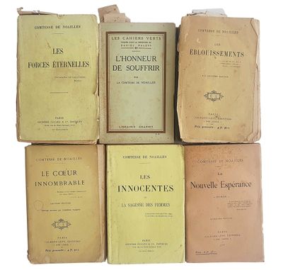 plusieurs vieux livres sont empilés sur une surface blanche