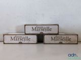 trois panneaux en bois sont empilés les uns sur les autres sur une table