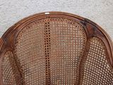 une chaise en osier posée par terre