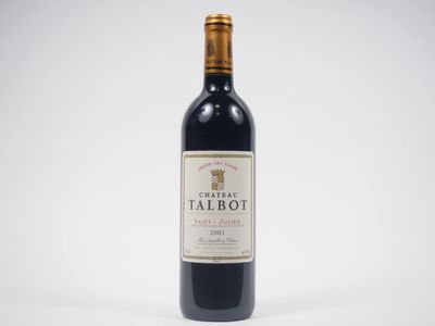 une bouteille de vin rouge posée sur une table blanche