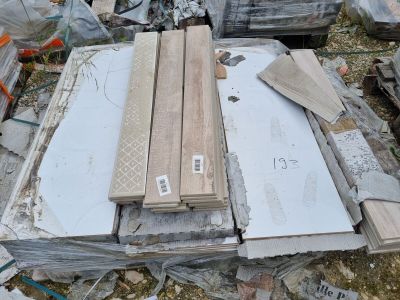 plusieurs morceaux de bois sont empilés les uns sur les autres pour former une pile