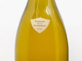 une bouteille de vin blanc posée sur une surface blanche, avec un bouchon violet