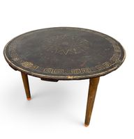 Table ronde avec plateau gainé de cuir à décor de rosace et …