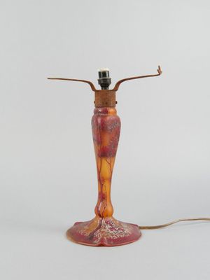 l'image d'une lampe posée sur une table