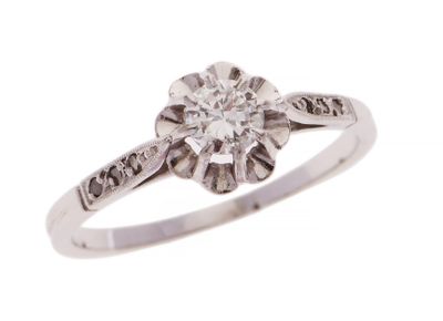 gros plan d'une bague en diamant sur fond blanc
