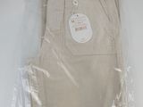 l'arrière d'un pantalon beige posé sur un sac en plastique