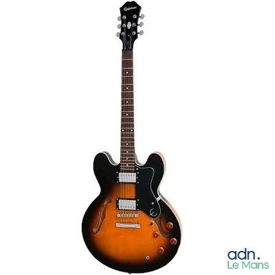 un gros plan d'une guitare électrique sur fond blanc