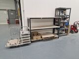 une pièce avec des étagères, des étagères et un chariot à l'intérieur