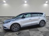 une voiture argentée est garée sur le sol à carreaux d'un garage